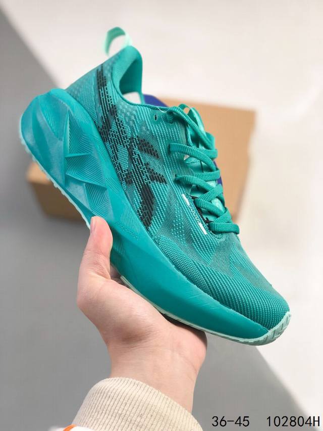 公司级！亚瑟士 Asics 宣布推出备受期待且深受粉丝喜爱的新款 Novablast 5 跑鞋。 Novablast 系列的最新更新通过轻质材料和 Asics