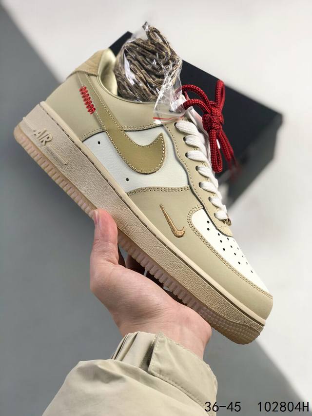 真标带半码！ 耐克Nike Air Force 1 Low 空军一号 低帮百搭休闲运动板鞋 柔软、弹性十足的缓震性能和出色的中底设计，横跨复古与现代的外型结合，