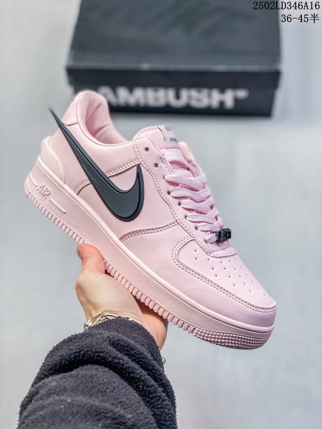 福利套现 带半码 耐克Nike Air Force 1‘07 空军一号低帮百搭休闲运动板鞋。柔软、弹性十足的缓震性能和出色的中底设计，横跨复古与现代的外型结合，