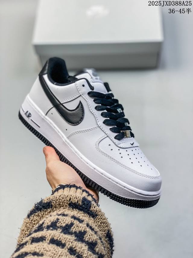公司级带半码 耐克Nikeair Force 1“07空军一号低帮百搭休闲运动板鞋。柔软、弹性十足的缓震性能和出色的中底设计，横跨复古与现代的外型结合，造就出风