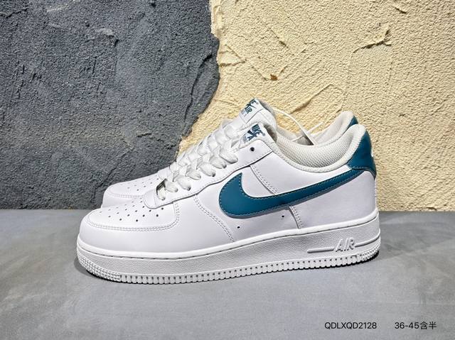新品上市实拍 #Nike Air Force 1 Low 空军一号 Af1 低帮百搭休闲运动板鞋。柔软、弹性十足的缓震性能和出色的中底设计，横跨复古与现代的外型