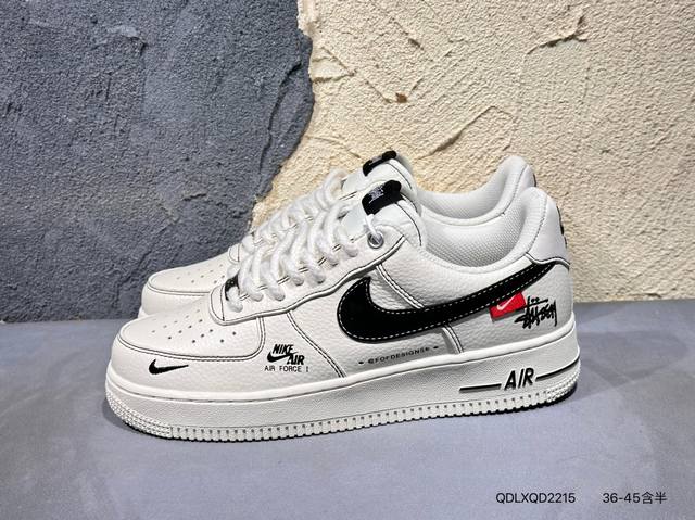 新品上市实拍 耐克Nike Air Force 1‘07 空军一号低帮百搭休闲运动板鞋。柔软、弹性十足的缓震性能和出色的中底设计，横跨复古与现代的外型结合，造就