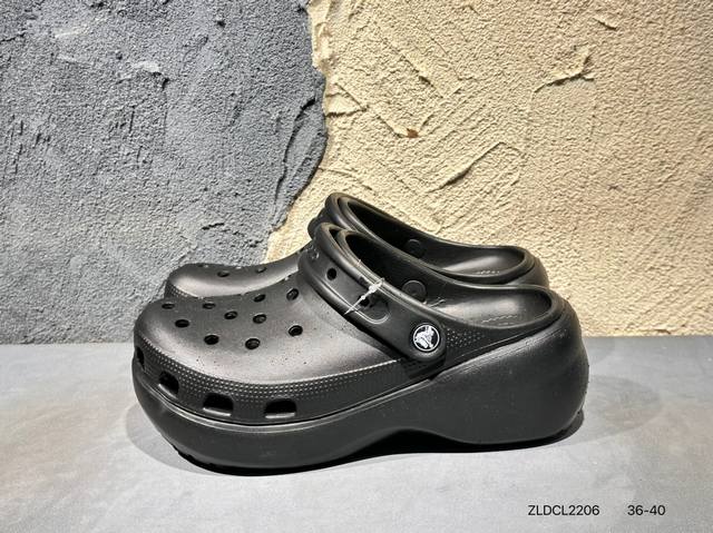 新品上市# 原装 Crocs 卡洛驰 涡轮 这双Crocs可能是所有Crocs里最有时尚感的一双，相较于普通版Crocs，增加了一个越野外底，凹凸不规则的山脉纹
