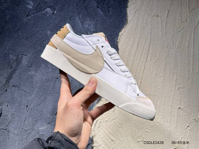 耐克 Nk Blazer Low 77 Se Nn复古经典开拓者 颇具辨识度的Nike Blazer Mid配色，将于今年回归登场，Swoosh配色填充，鞋款简