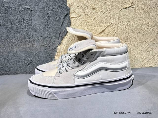 新品上市实拍 #Vans Sk8-Hi Pokonyan 神仙配色，鞋身采用宝蓝鹿皮绒 米白帆布搭配，加上红色Logo饰条，柠檬黄鞋舌织唛标可谓是点睛之笔，让你
