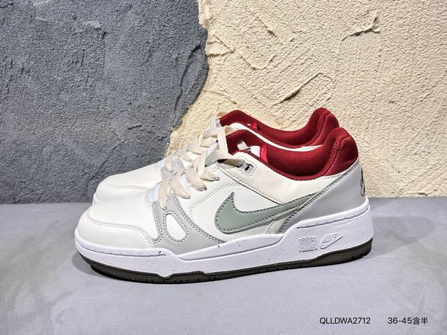 Nike Dunk Low 复古低帮休闲运动滑板板鞋。采用脚感柔软舒适Zoomair气垫，有效吸收滑板等极限运动在落地时带来的冲击力，为街头运动者们更好的保护货