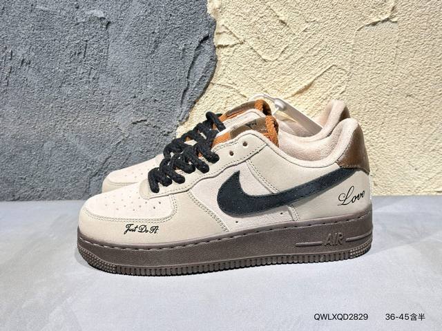新品上市实拍 耐克Nike Air Force 1‘07 空军一号低帮百搭休闲运动板鞋。柔软、弹性十足的缓震性能和出色的中底设计，横跨复古与现代的外型结合，造就
