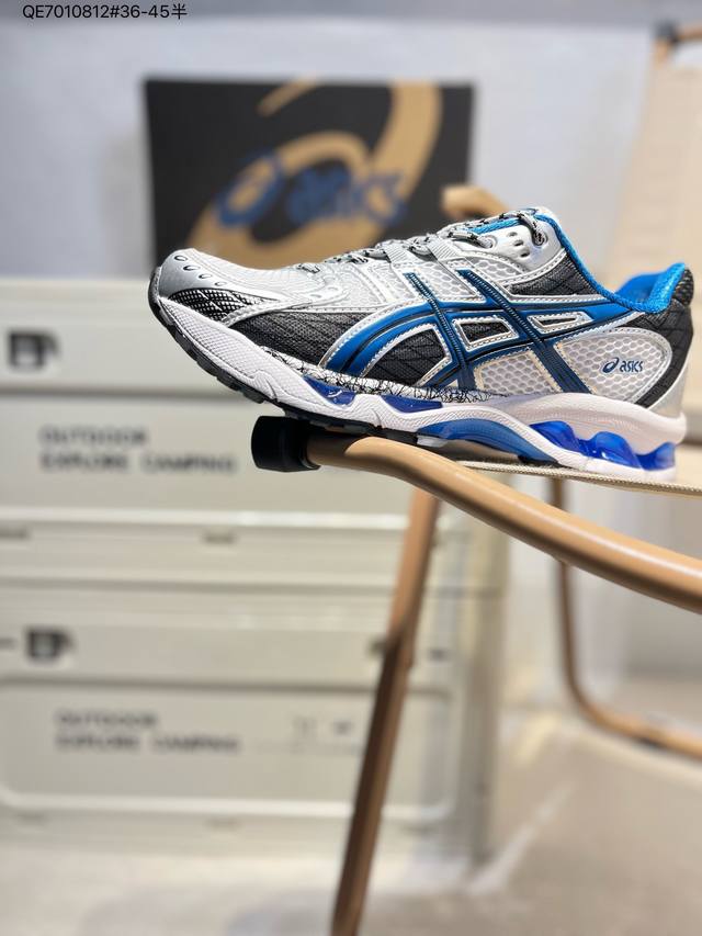 Asics Gel-Nimbus 10.1亚瑟士经典跑鞋 如今机能风和户外风吹得正劲，便是主打“Urban Outdoor机能越野风格”，城市和户外场景都能轻松