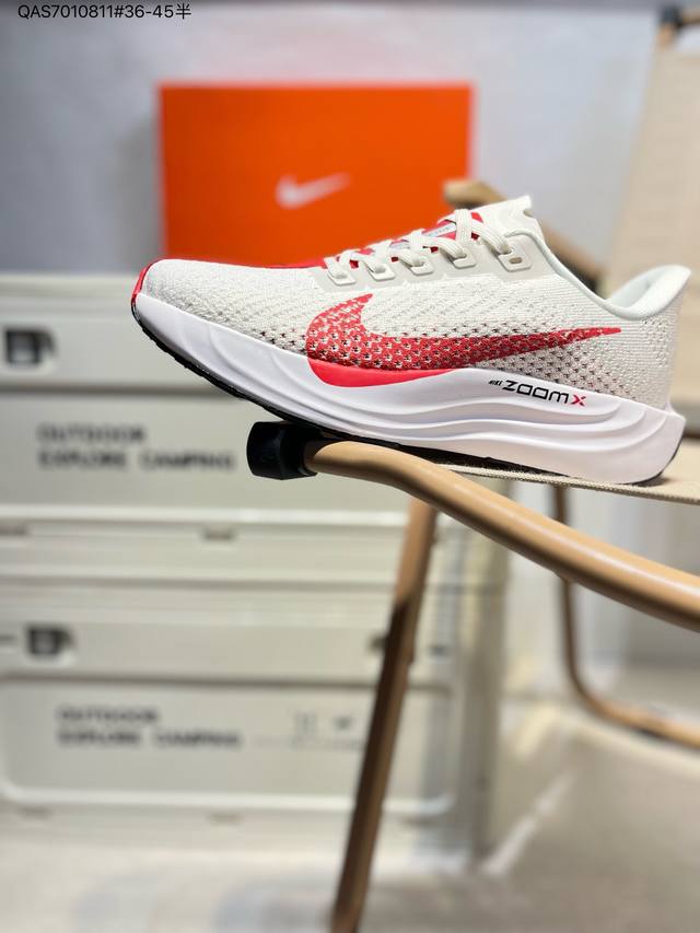 升级原楦原纸版数据开发 采用弹性 Flyknit 飞织鞋面材质 内里嵌入定型海绵 全掌型 Zoomx 泡绵中底 外置防滑耐磨橡胶底片竞训神鞋飞马Plus回归,耐