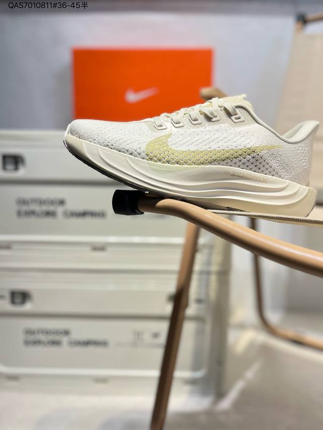 升级原楦原纸版数据开发 采用弹性 Flyknit 飞织鞋面材质 内里嵌入定型海绵 全掌型 Zoomx 泡绵中底 外置防滑耐磨橡胶底片竞训神鞋飞马Plus回归,耐