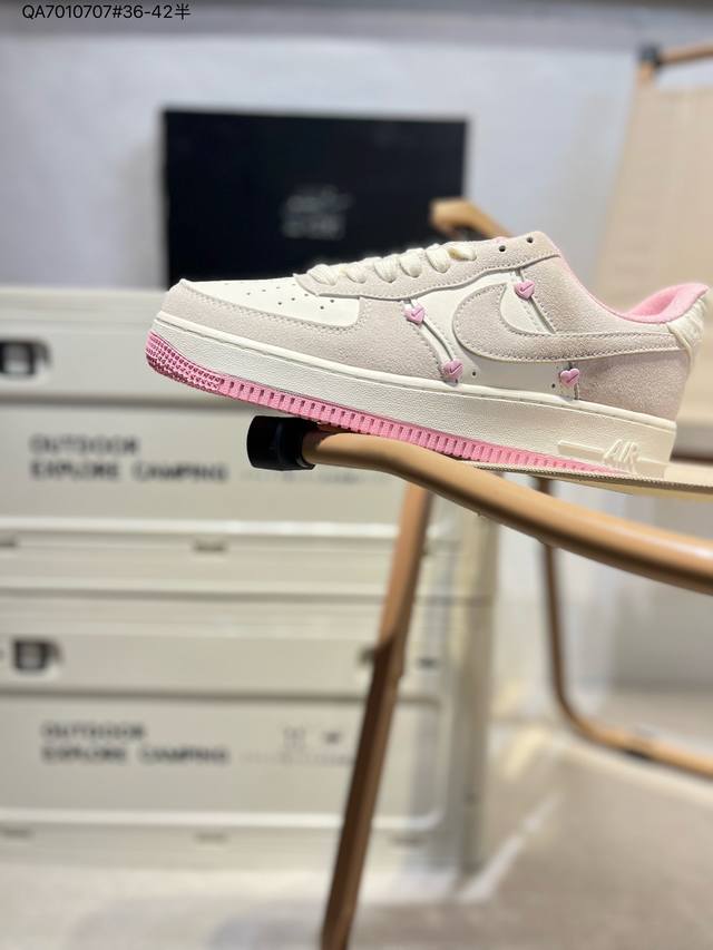 耐克 Nike Air Force 1 '07空军一号 百搭休闲运动板鞋。柔软、弹性十足的缓震性能和出色的中底设计，横跨复古与现代的外型结合，造就出风靡全球三十