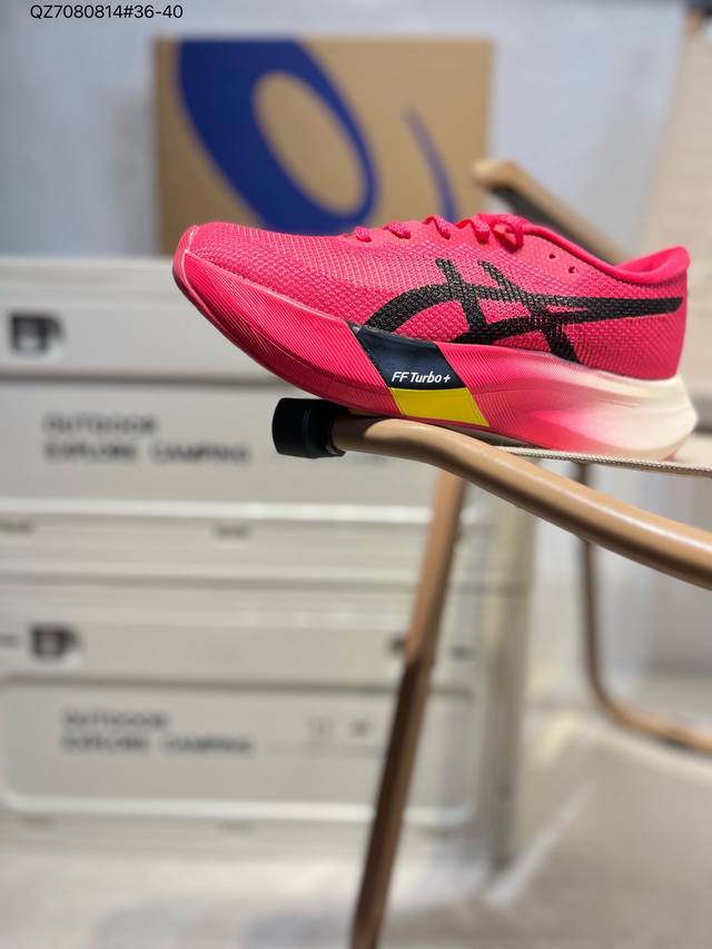 Asics Metaspeed Sky亚瑟士经典跑鞋 如今机能风户外风吹得正劲，便是主打“Urban Outdoor机能越野风格”，城市和户外场景都能轻松应对。