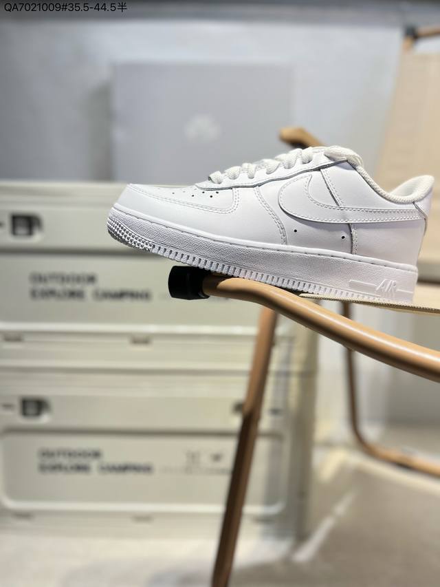 耐克 Nike Air Force 1 '07空军一号 百搭休闲运动板鞋。柔软、弹性十足的缓震性能和出色的中底设计，横跨复古与现代的外型结合，造就出风靡全球三十