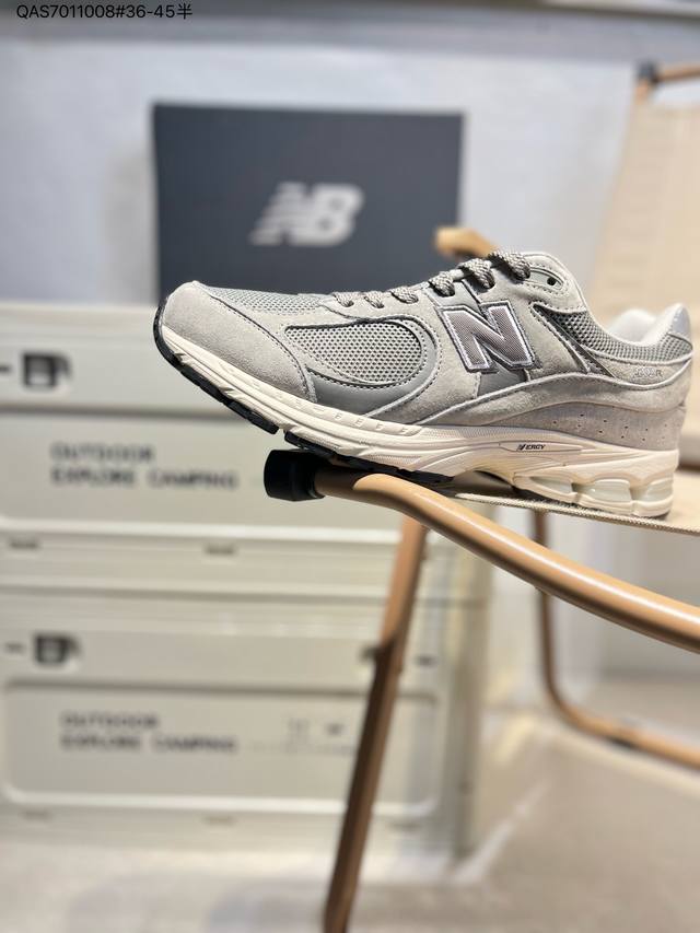 New Balance 2002R 复古单品Newbalance2002R经典的配色，沿袭了面世之初的经典科技，以Encap中底配以升级版N-Ergy缓震物料。