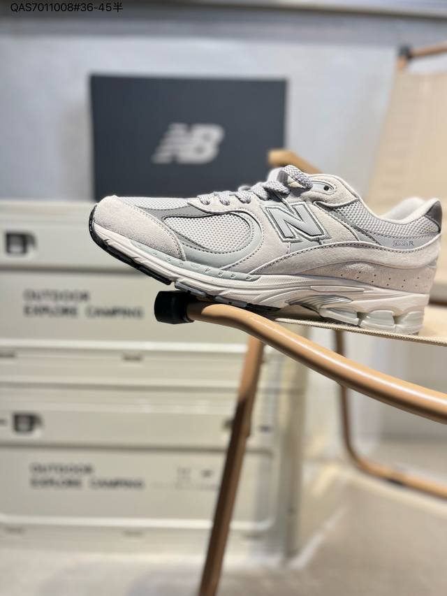 New Balance 2002R 复古单品Newbalance2002R经典的配色，沿袭了面世之初的经典科技，以Encap中底配以升级版N-Ergy缓震物料。