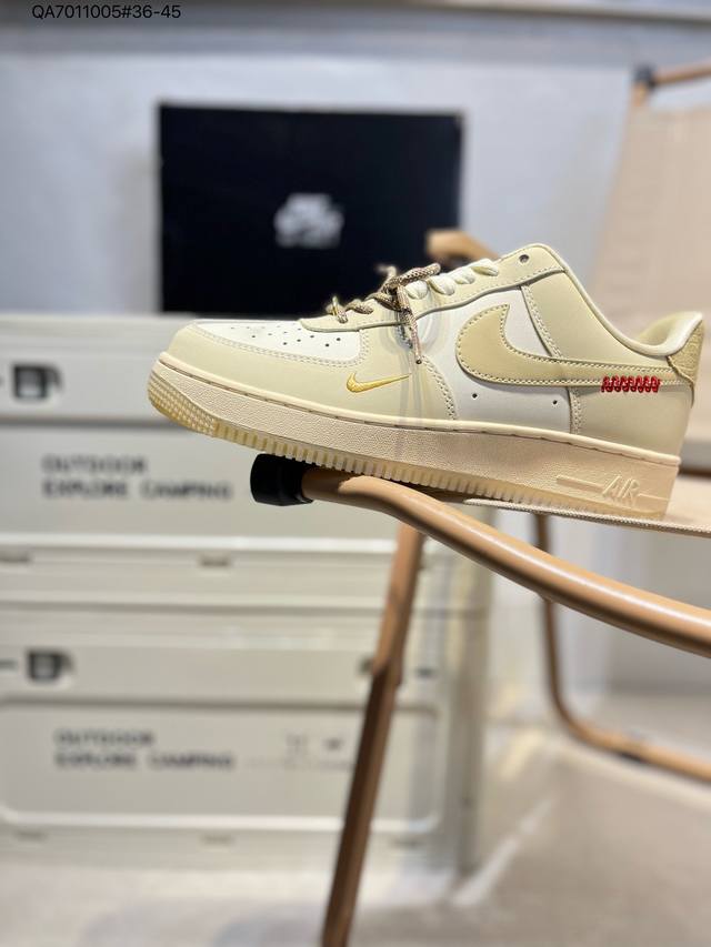 蛇年限定# 耐克 Nike Air Force 1 '07空军一号 百搭休闲运动板鞋。柔软、弹性十足的缓震性能和出色的中底设计，横跨复古与现代的外型结合，造就出