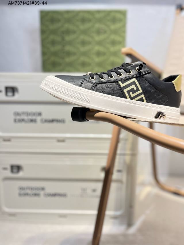 Gucci 古驰顶级进口材料 极为亲肤舒适 摸上去非常的细腻 版型上很正 进口牛皮+真皮内里+几何构图案 奢华生动 图案透气不闷热 更为牢固耐穿 色彩更为鲜艳绚
