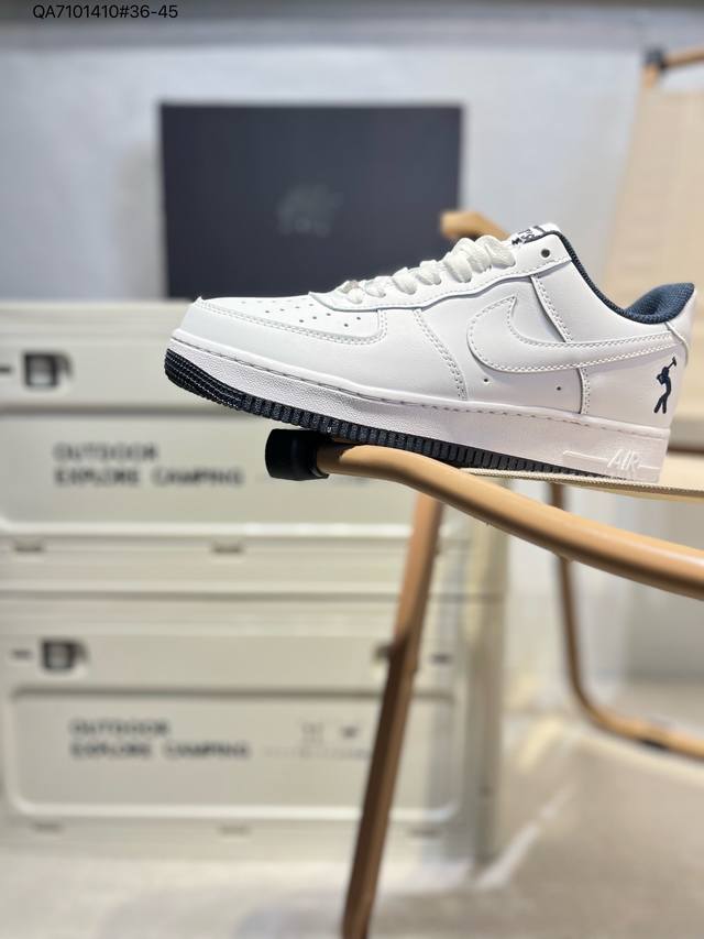 耐克 Nike Air Force 1 '07空军一号 百搭休闲运动板鞋。柔软、弹性十足的缓震性能和出色的中底设计，横跨复古与现代的外型结合，造就出风靡全球三十