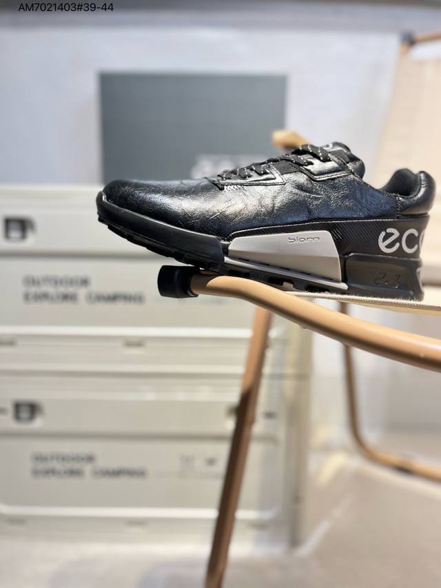 Ecco爱步男鞋经典真皮鞋！ 潮流百搭小白鞋 休闲平底板鞋 鞋面采用细腻柔软头层牛皮 轻便透气舒适耐穿 亲肤吸汗舒适内里 防滑防磨 持久干爽 柔韧防滑大底 鞋底