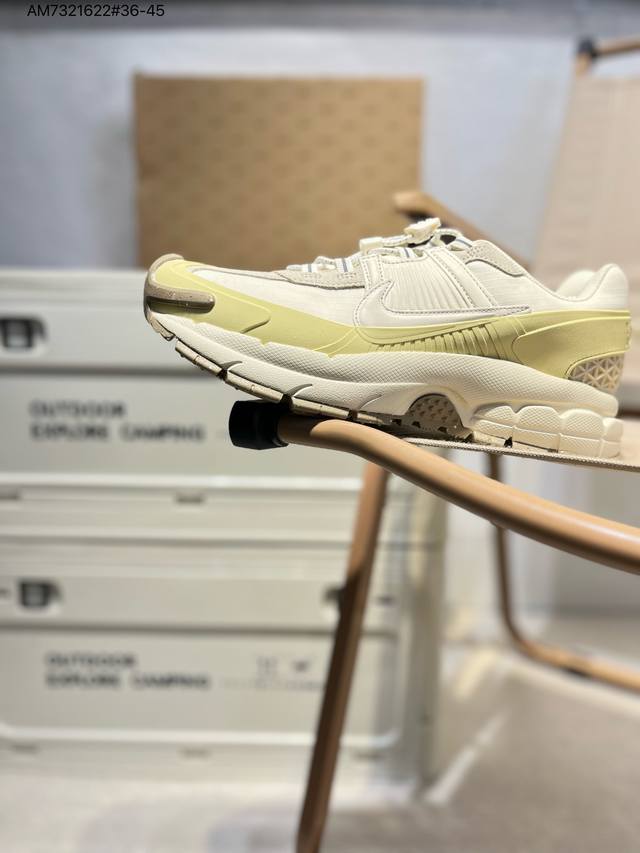 耐克Nike Zoom Vomero Roam 马拉松复古跑五代休闲运动慢跑鞋 采用环保纤维革饰片组合网眼布鞋面材质 升级正确后跟Tpu加固 耐弯折热塑框架支撑