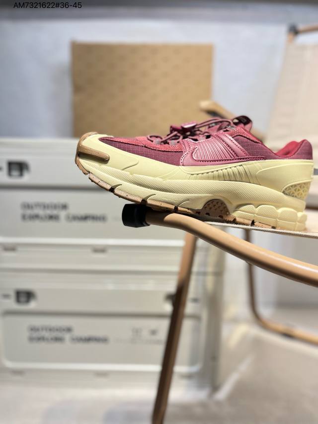 耐克Nike Zoom Vomero Roam 马拉松复古跑五代休闲运动慢跑鞋 采用环保纤维革饰片组合网眼布鞋面材质 升级正确后跟Tpu加固 耐弯折热塑框架支撑