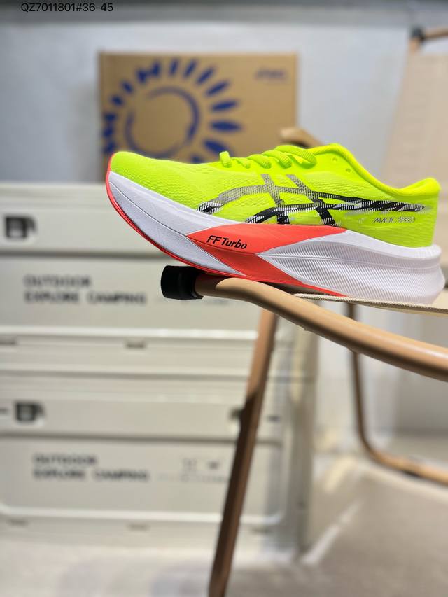 Asics Magic Speed 4亚瑟士经典跑鞋 如今机能风和户外风吹得正劲，便是主打“Urban Outdoor机能越野风格”，城市和户外场景都能轻松应对