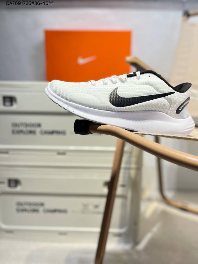 Nk Flex Experience Rn 12登月跑鞋 登月超轻网面跑步鞋 脚跟区域营造出色舒适度，而在鞋底部分，搭载全掌型Zoom Air配置耐克网面透气跑