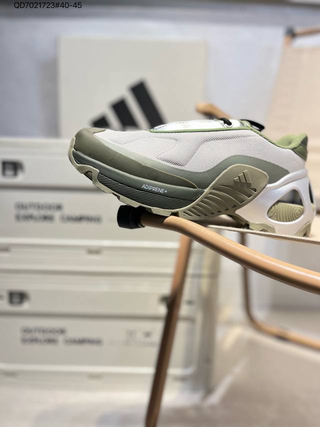 Adidas Edge Runner 时尚舒适防滑耐磨 低帮跑步鞋 简约大方的造型设计 给人以随性休闲的格调 穿着舒适轻便 满足日常个性穿搭 Id3670 Qd