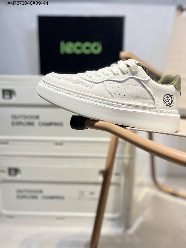 Gucci 古驰顶级进口材料 极为亲肤舒适 摸上去非常的细腻 版型上很正 进口牛皮+真皮内里+几何构图案 奢华生动 图案透气不闷热 更为牢固耐穿 色彩更为鲜艳绚
