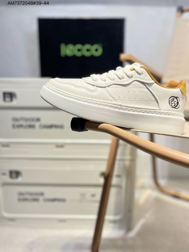Gucci 古驰顶级进口材料 极为亲肤舒适 摸上去非常的细腻 版型上很正 进口牛皮+真皮内里+几何构图案 奢华生动 图案透气不闷热 更为牢固耐穿 色彩更为鲜艳绚