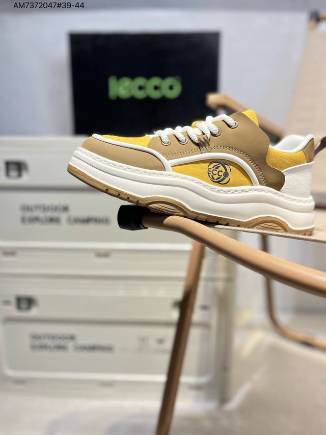 Gucci 古驰顶级进口材料 极为亲肤舒适 摸上去非常的细腻 版型上很正 进口牛皮+真皮内里+几何构图案 奢华生动 图案透气不闷热 更为牢固耐穿 色彩更为鲜艳绚