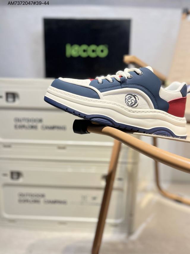 Gucci 古驰顶级进口材料 极为亲肤舒适 摸上去非常的细腻 版型上很正 进口牛皮+真皮内里+几何构图案 奢华生动 图案透气不闷热 更为牢固耐穿 色彩更为鲜艳绚