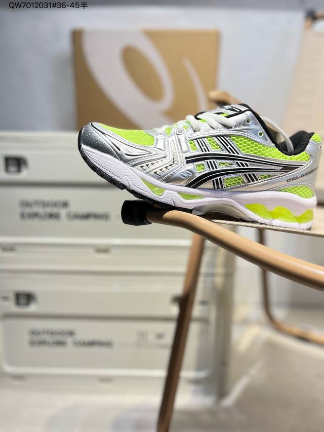 Asics Gel-Kayano 14亚瑟士经典跑鞋 如今机能风和户外风吹得正劲，便是主打“Urban Outdoor机能越野风格”，城市和户外场景都能轻松应对