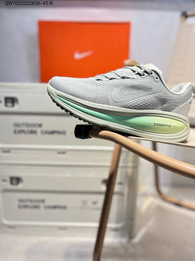 Nike Vomero 18 耐克 舒适减震防滑 低帮跑步鞋 全掌Reactx泡绵中底 前掌和后跟还配备了Air Zoom气垫单元 据说跑起来更快更舒适哦 这次