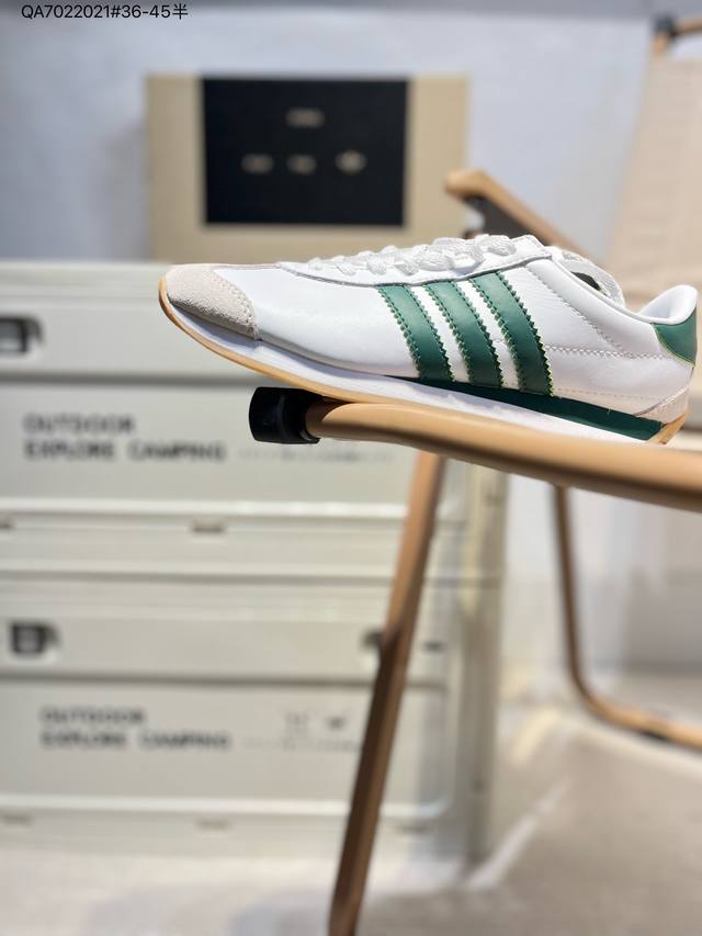 版本特价 Adidas Originals Country Low Og 复古单品今年崛起的复古款球鞋基本都围绕在Adidas Samba、Gazelle这些室