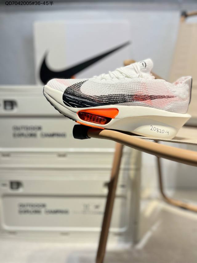Nike Air Zoom Alphafly Next%3 Proto整体采用前作的设计语言，并且对后者的细节进行升级，马拉松和长距离路跑的性能极限设计而生。