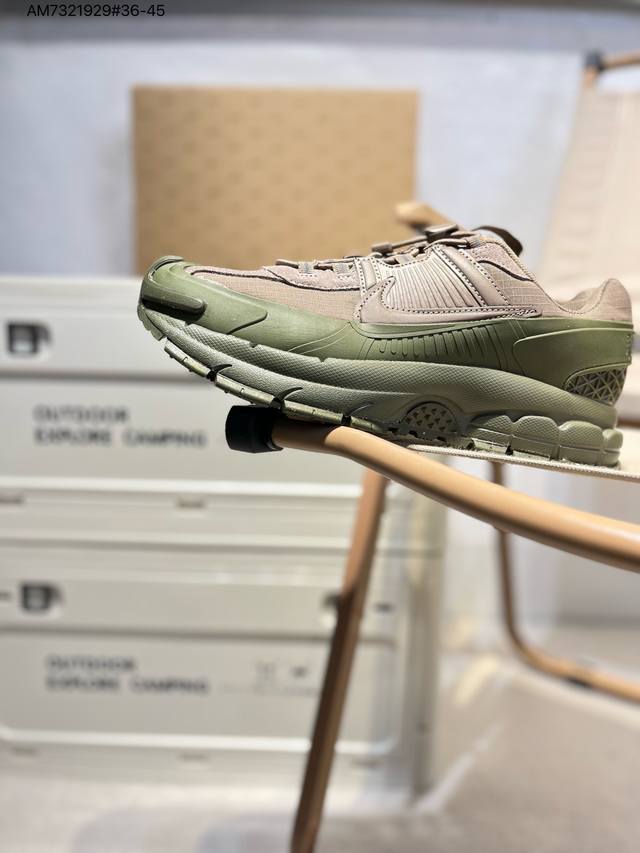 耐克Nike Zoom Vomero Roam 马拉松复古跑五代休闲运动慢跑鞋 采用环保纤维革饰片组合网眼布鞋面材质 升级正确后跟Tpu加固 耐弯折热塑框架支撑