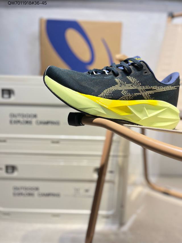 Asics Novablast 5亚瑟士经典跑鞋 如今机能风和户外风吹得正劲，便是主打“Urban Outdoor机能越野风格”，城市和户外场景都能轻松应对。关