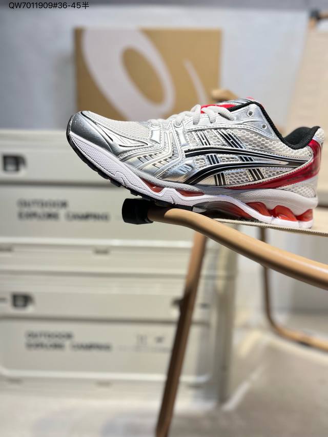 Asics Gel-Kayano 14亚瑟士经典跑鞋 如今机能风和户外风吹得正劲，便是主打“Urban Outdoor机能越野风格”，城市和户外场景都能轻松应对
