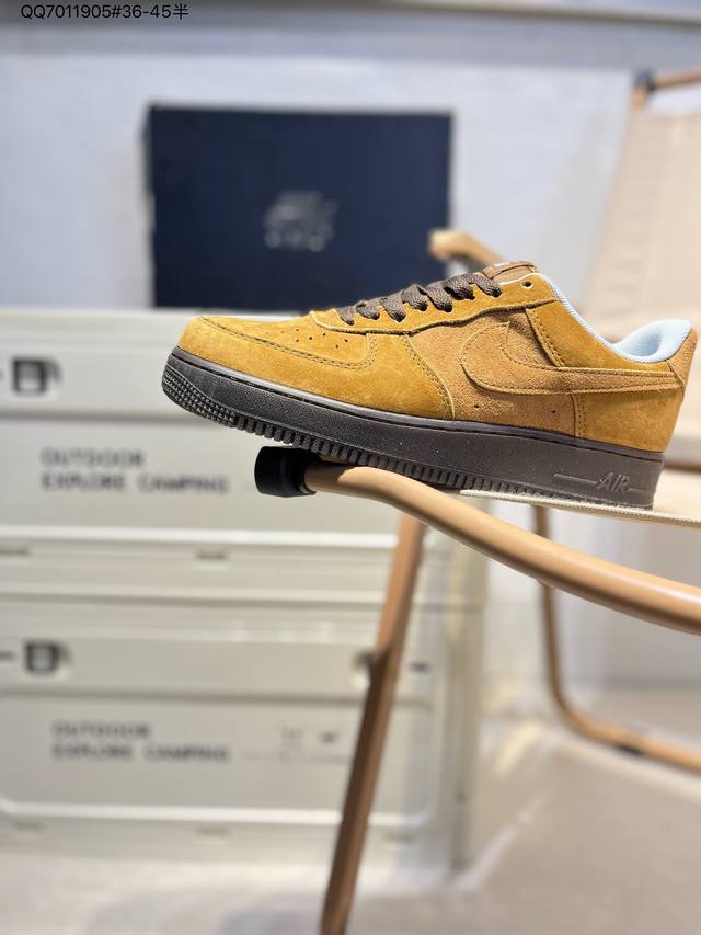 版本降价 耐克 Nike Air Force 1 '07空军一号 百搭休闲运动板鞋。柔软、弹性十足的缓震性能和出色的中底设计，横跨复古与现代的外型结合，造就出风