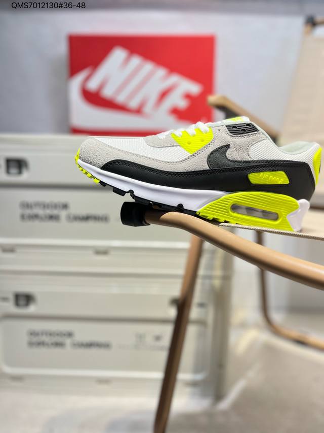 耐克Nike Air Max 90 经典复古小气垫缓震跑鞋 鞋面由皮和革织物打造，犀利的条线打造出酷劲十的足视觉效果 网布鞋增面强透气性，穿着为极舒适 经可典视