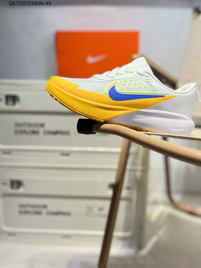 升级原楦原纸版数据开发 采用弹性 Flyknit 飞织鞋面材质 内里嵌入定型海绵 全掌型 Zoomx 泡绵中底 外置防滑耐磨橡胶底片竞训神鞋飞马Plus回归,耐