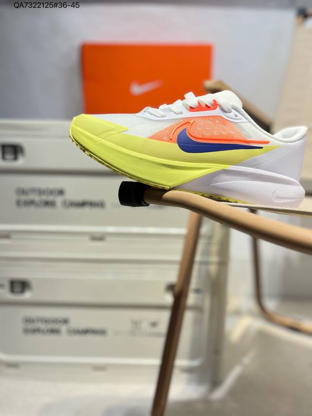 升级原楦原纸版数据开发 采用弹性 Flyknit 飞织鞋面材质 内里嵌入定型海绵 全掌型 Zoomx 泡绵中底 外置防滑耐磨橡胶底片竞训神鞋飞马Plus回归,耐