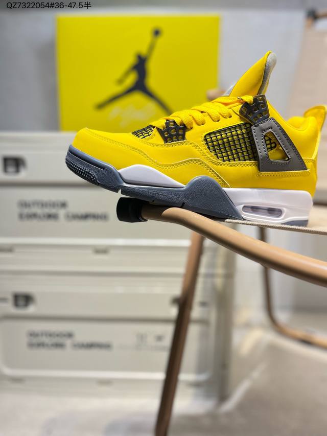 Air Jordan 4 Se 乔丹Aj4中帮休闲运动篮球鞋 只需一看便知鞋款身份的独一无二。 。这款鞋子可以称为绝佳颜值,鞋身以大面积白色呈现,营造简约的视觉