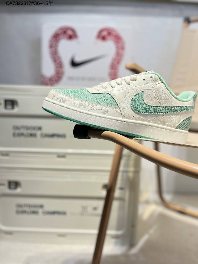 Nike Court Vision Low 低帮百搭透气休闲运动板鞋 经典耐用的设计，兼顾舒适脚感和出众风范，演绎匠心之作。结构性的支撑贴合感结合复古篮球设计，