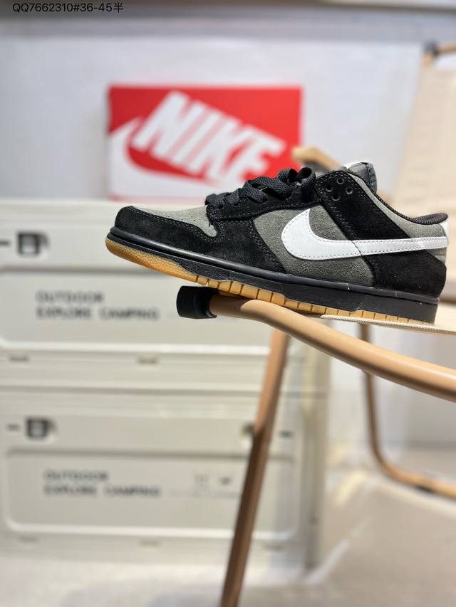 耐克Nike Dunk Low 板鞋Sb系列经典百搭休闲运动板鞋加厚鞋舌的填充，使舒适性大大提升，同时也更方便穿脱中底部分则加入了脚感柔软舒适Zoomair气垫