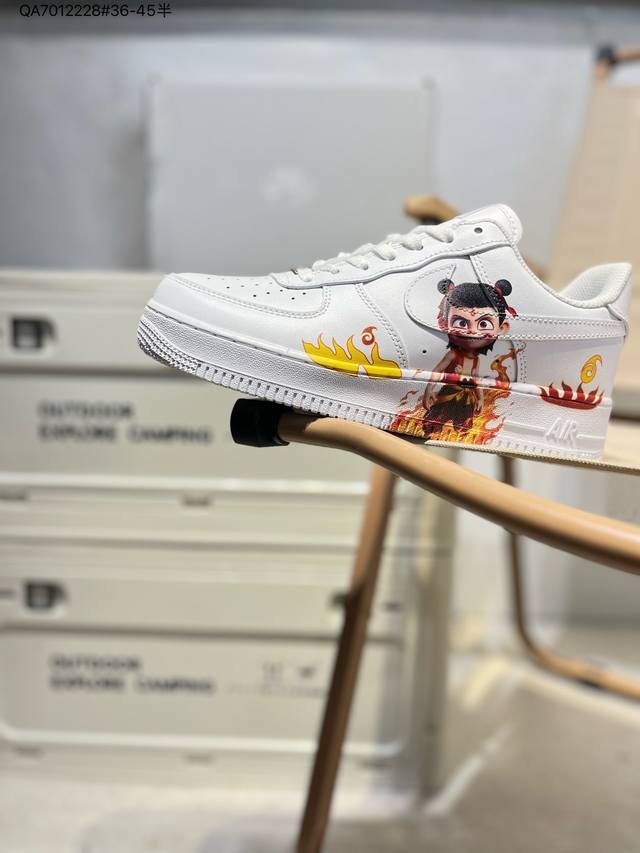 哪吒联名# 耐克 Nike Air Force 1 '07空军一号 百搭休闲运动板鞋。柔软、弹性十足的缓震性能和出色的中底设计，横跨复古与现代的外型结合，造就出