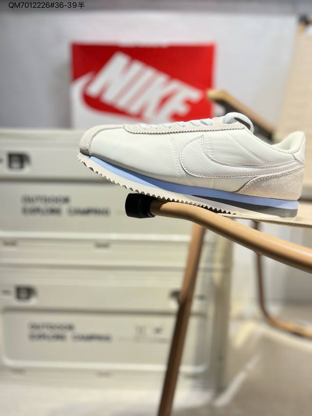 Nike Classic Cortez 全新配色 经典阿甘休闲跑步鞋 纯粹而执着的精神，使得Cortez种在了一代人的心里，无论是否喜欢它复古的鞋型，一双Nik
