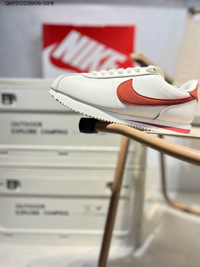 Nike Classic Cortez 全新配色 经典阿甘休闲跑步鞋 纯粹而执着的精神，使得Cortez种在了一代人的心里，无论是否喜欢它复古的鞋型，一双Nik