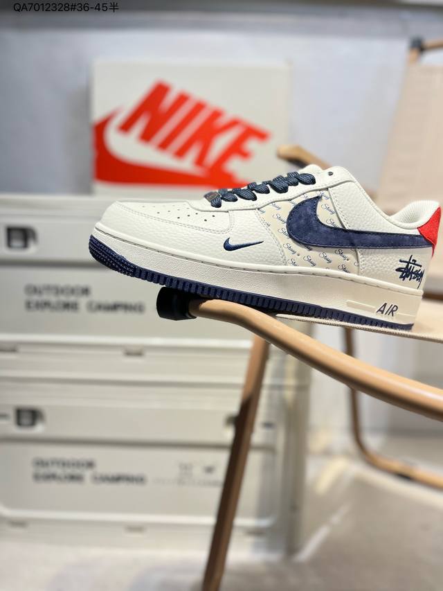 斯图西联名 X 耐克 Nike Air Force 1 '07空军一号 百搭休闲运动板鞋。柔软、弹性十足的缓震性能和出色的中底设计，横跨复古与现代的外型结合，造